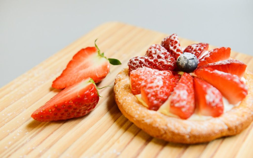 tarta de hojaldre y fresas